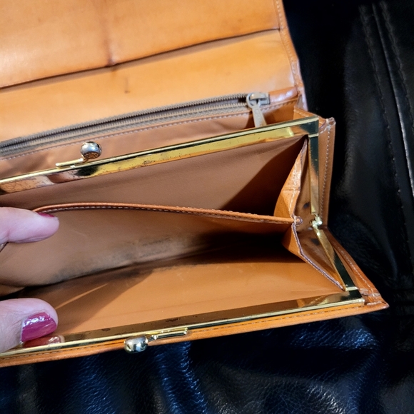 Good used condition Vintage Celine Triomphe Long Wallet with kisslock - Picture 14 of 16